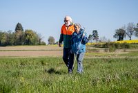 Photo d'un couple qui se promène, la femme a une canne blanche